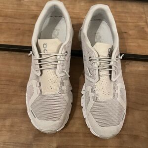 Womens On Cloud Sneakers
In Pearl White